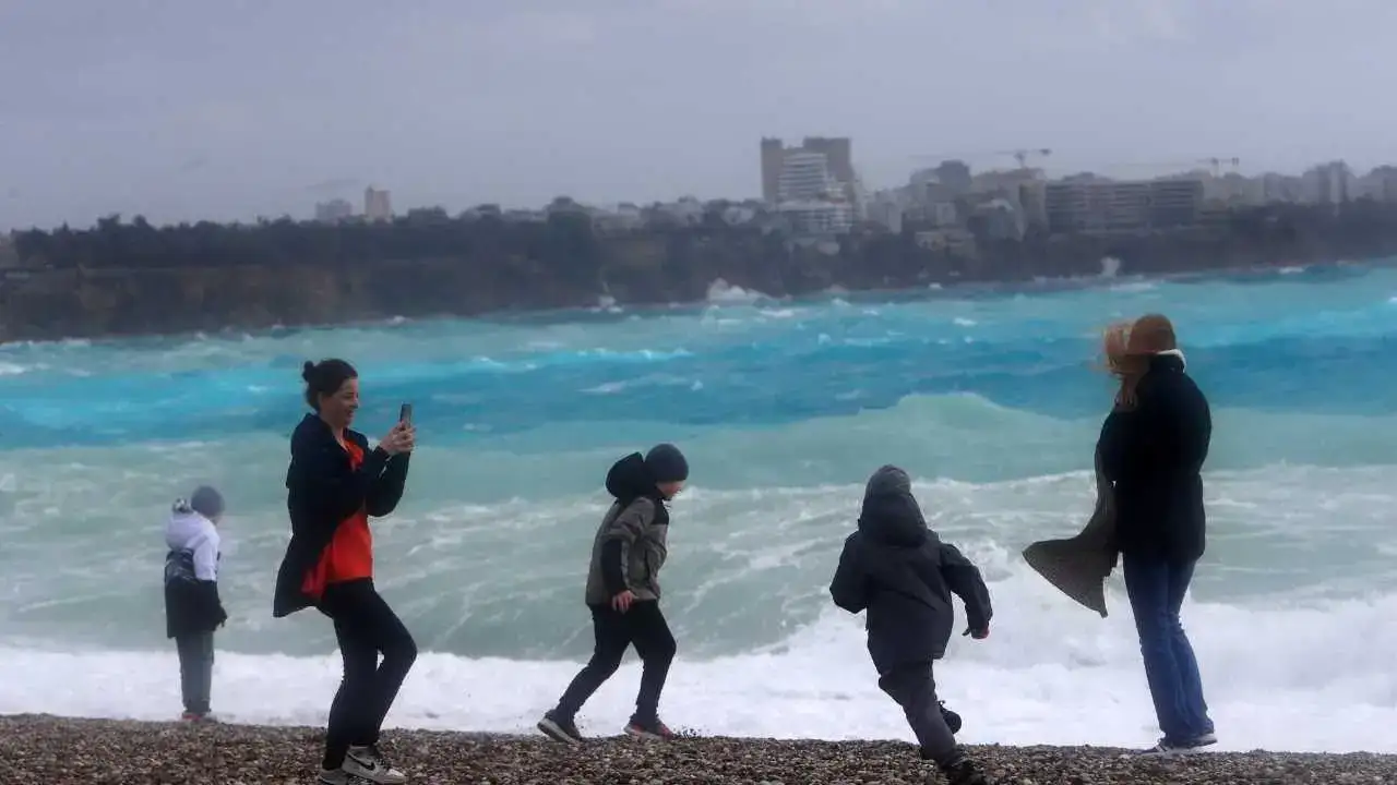 Antalya’da Çatılar Uçtu, Dev Dalgalar Falezleri Dövdü! 7
